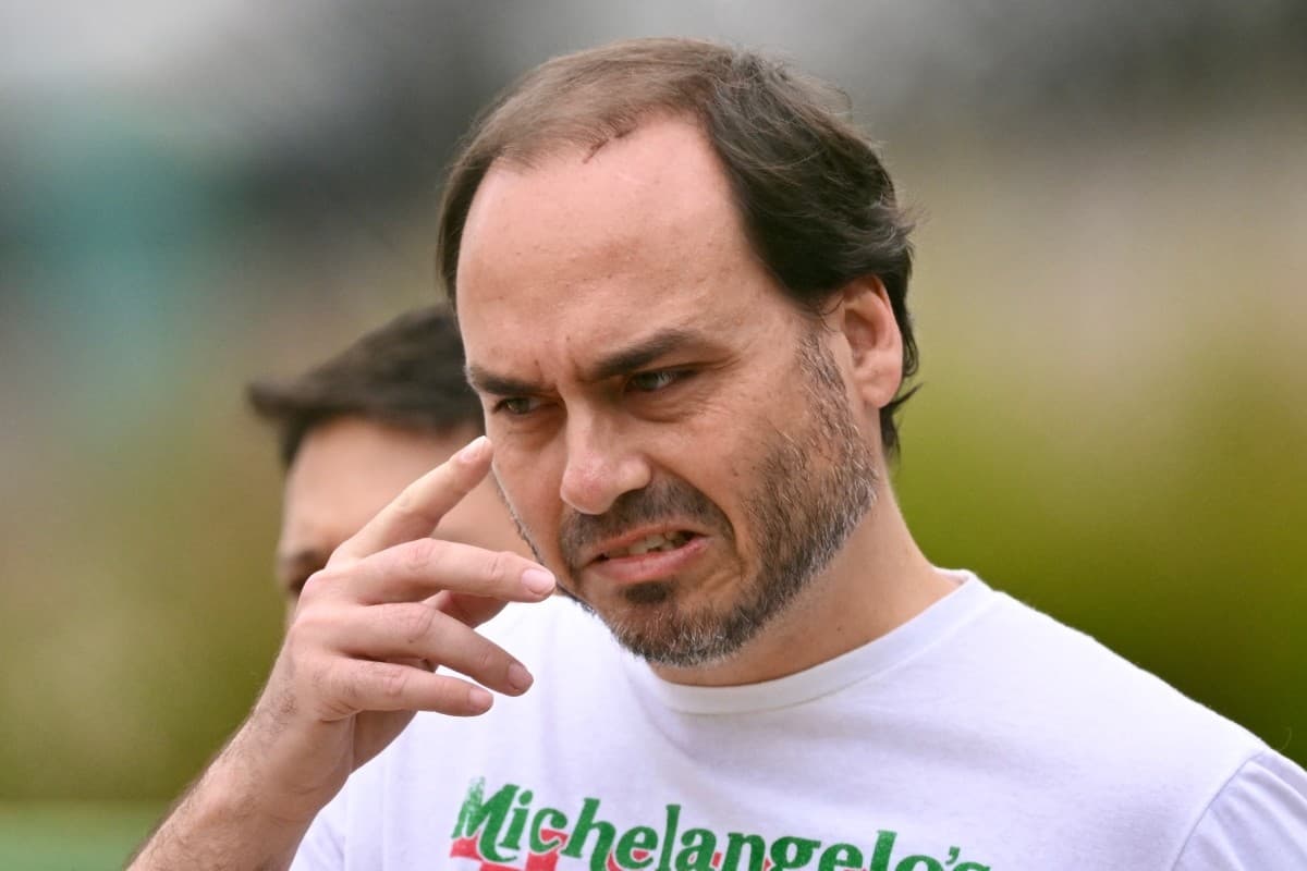 VÍDEO: Carlos Bolsonaro passa vergonha e inventa cidade em SC durante pré-campanha