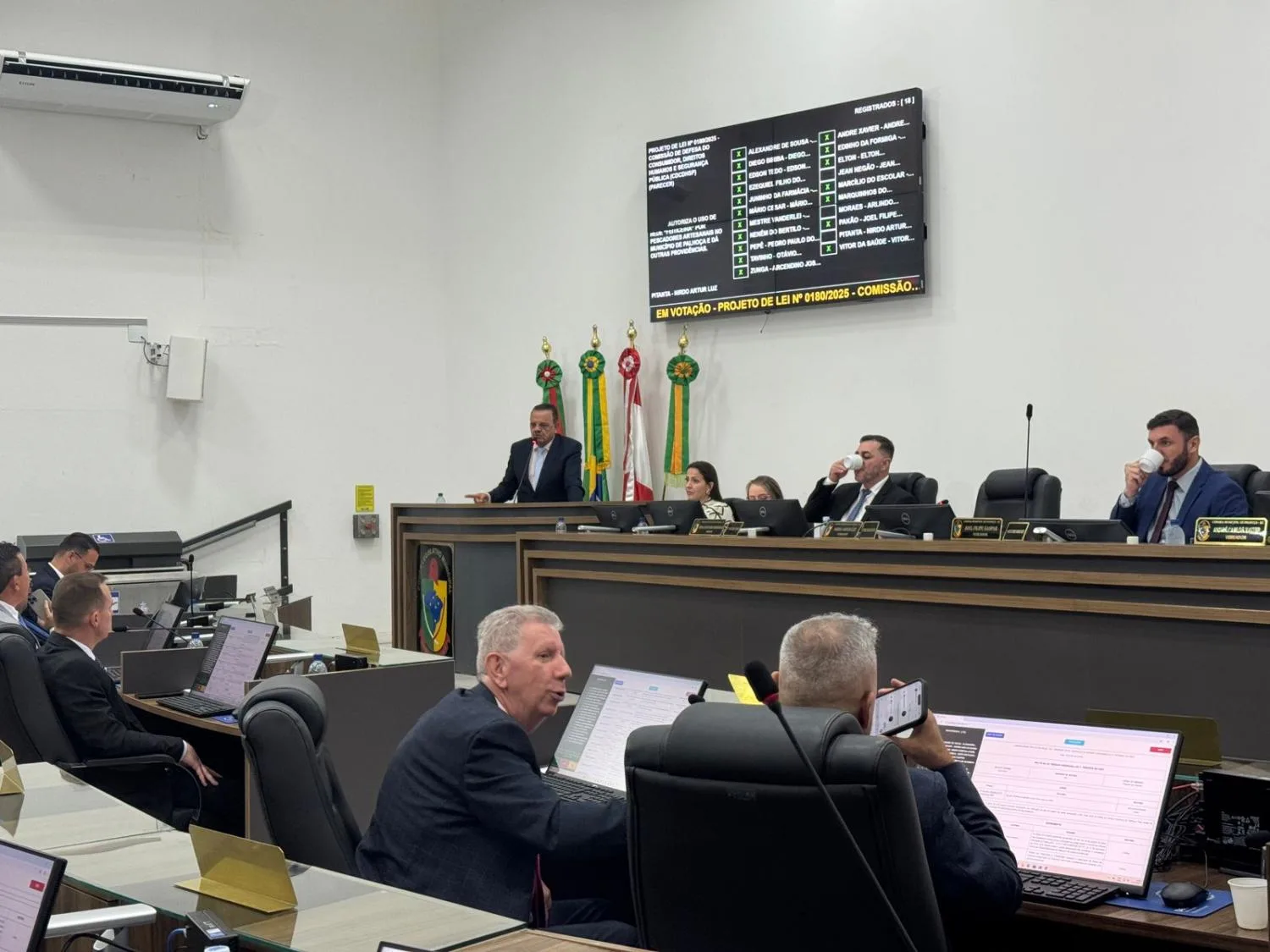 Vereadores de Palhoça aprovam aumento de gratificações e regras para férias