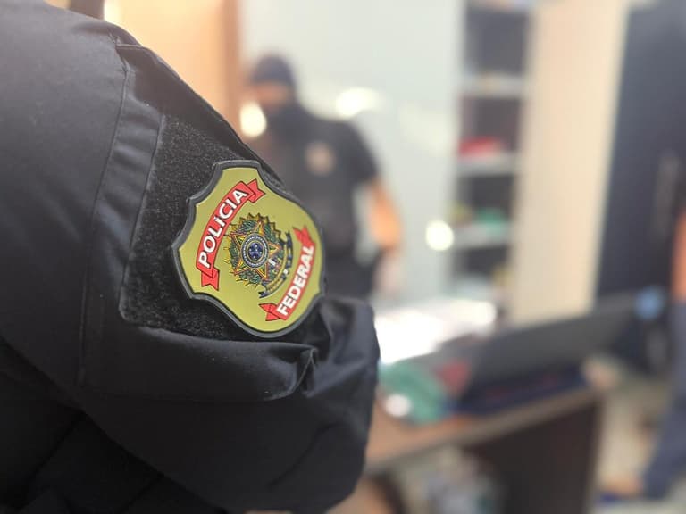 Polícia Federal desarticula esquema de fraudes bancárias em operação com buscas em Palhoça